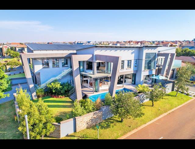 BEDROOM HOUSE FOR SALE IN MIDSTREAM ESTATE
